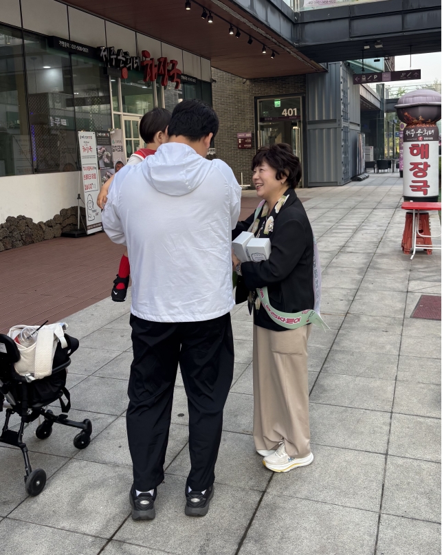 연수구 송도2동 지역사회보장협의체는 지난 10일 복지 사각지대에 놓인 위기가구 발굴을 위해 ‘송이송이 걷기 캠페인’을 진행했다